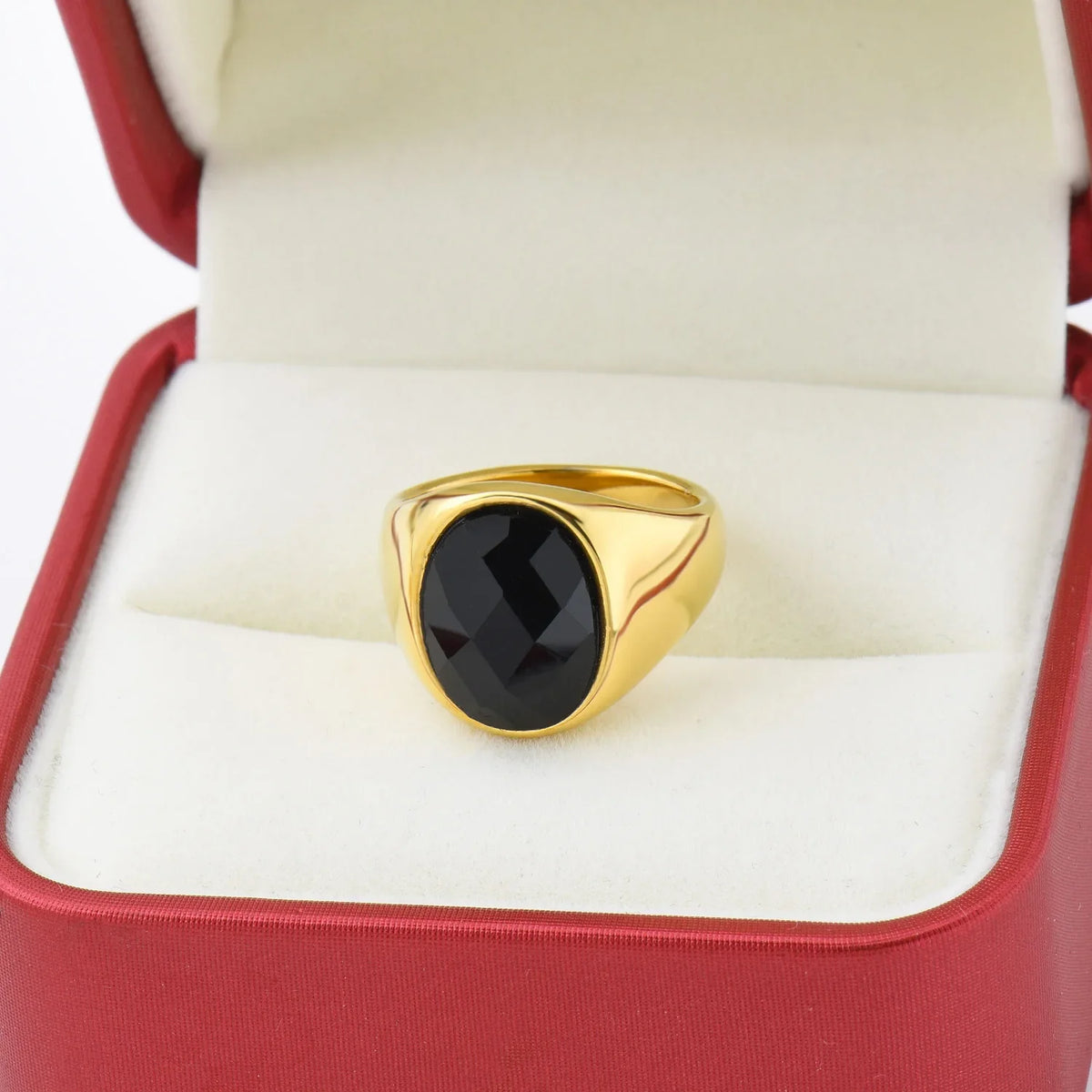 Anillo Sello Oval Dorado con Gema