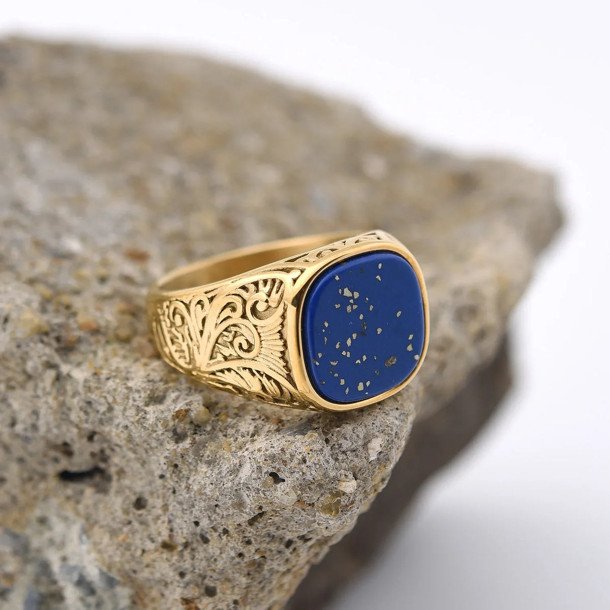 Anillo Sello Imperial Dorado · 17 Piedras