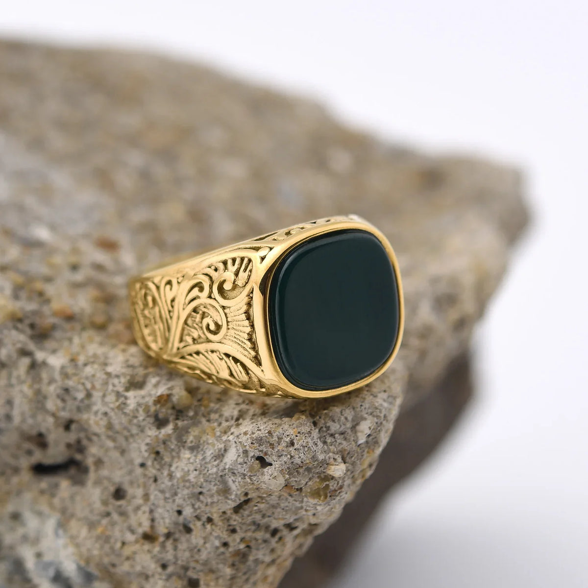 Anillo Sello Imperial Dorado · 17 Piedras