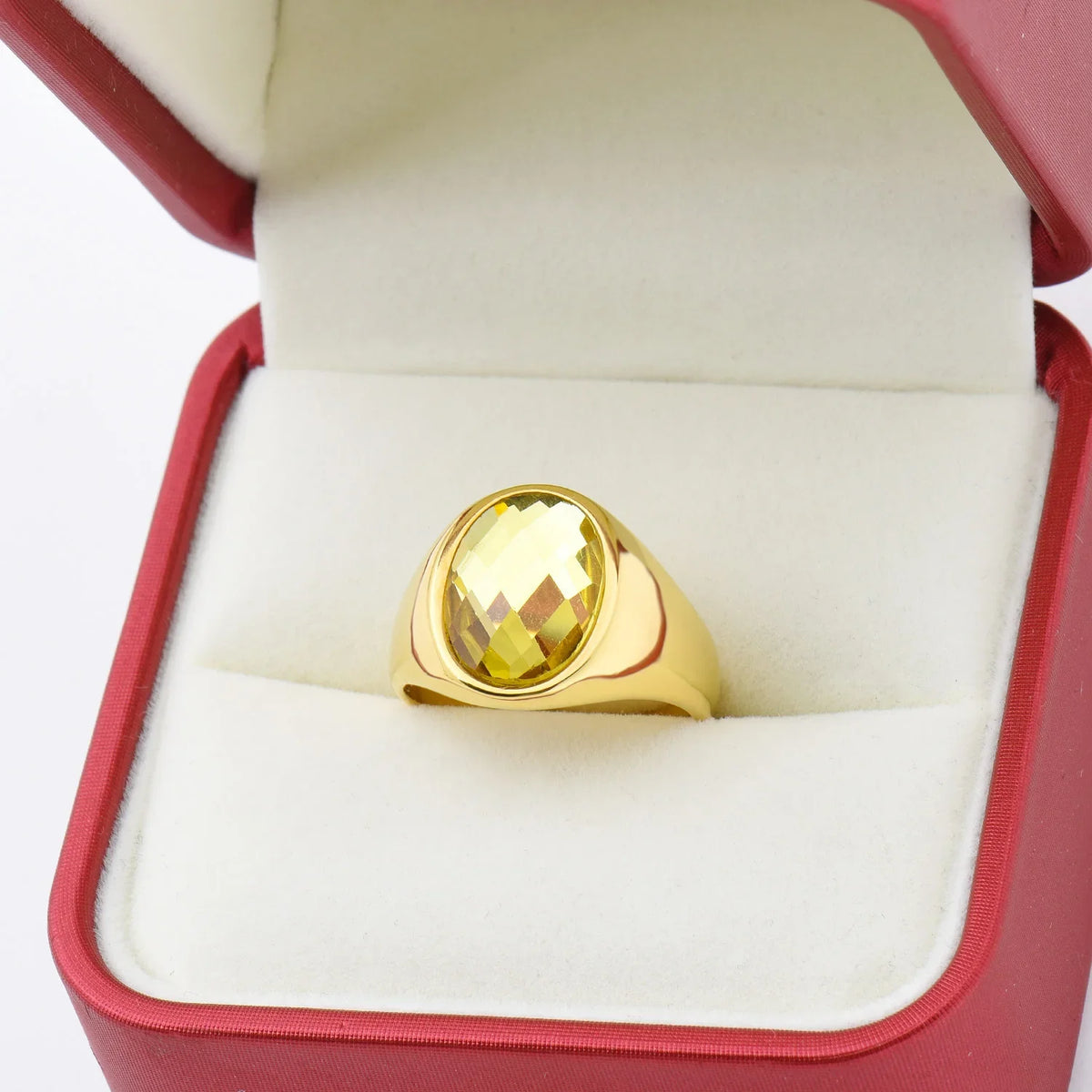Anillo Sello Oval Dorado con Gema