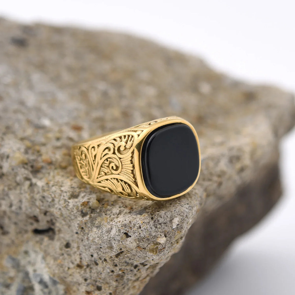 Anillo Sello Imperial Dorado · 17 Piedras