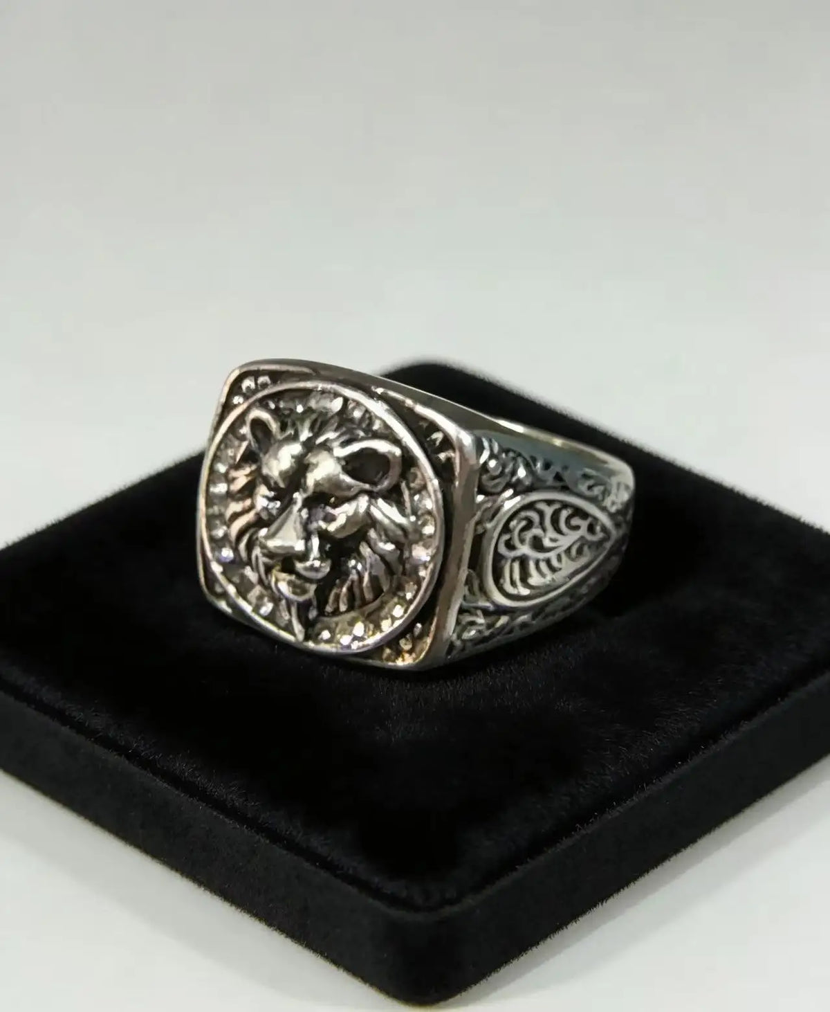 Anillo León Imperial con Circones