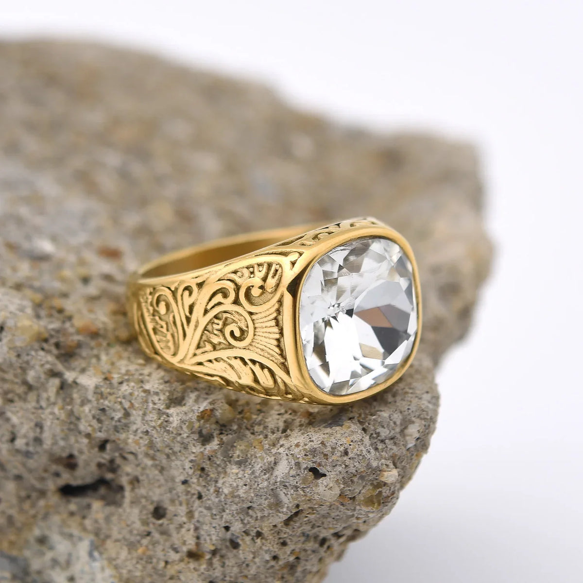 Anillo Sello Imperial Dorado · 17 Piedras