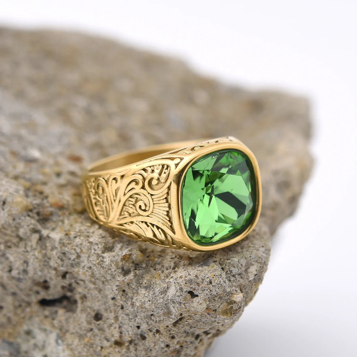 Anillo Sello Imperial Dorado · 17 Piedras