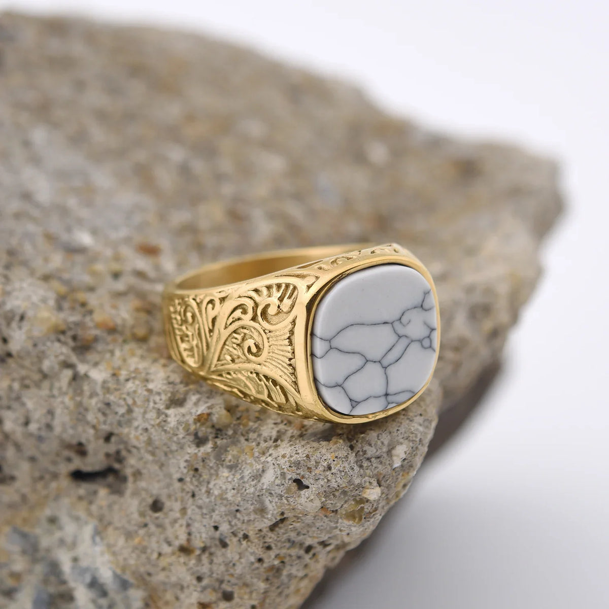 Anillo Sello Imperial Dorado · 17 Piedras