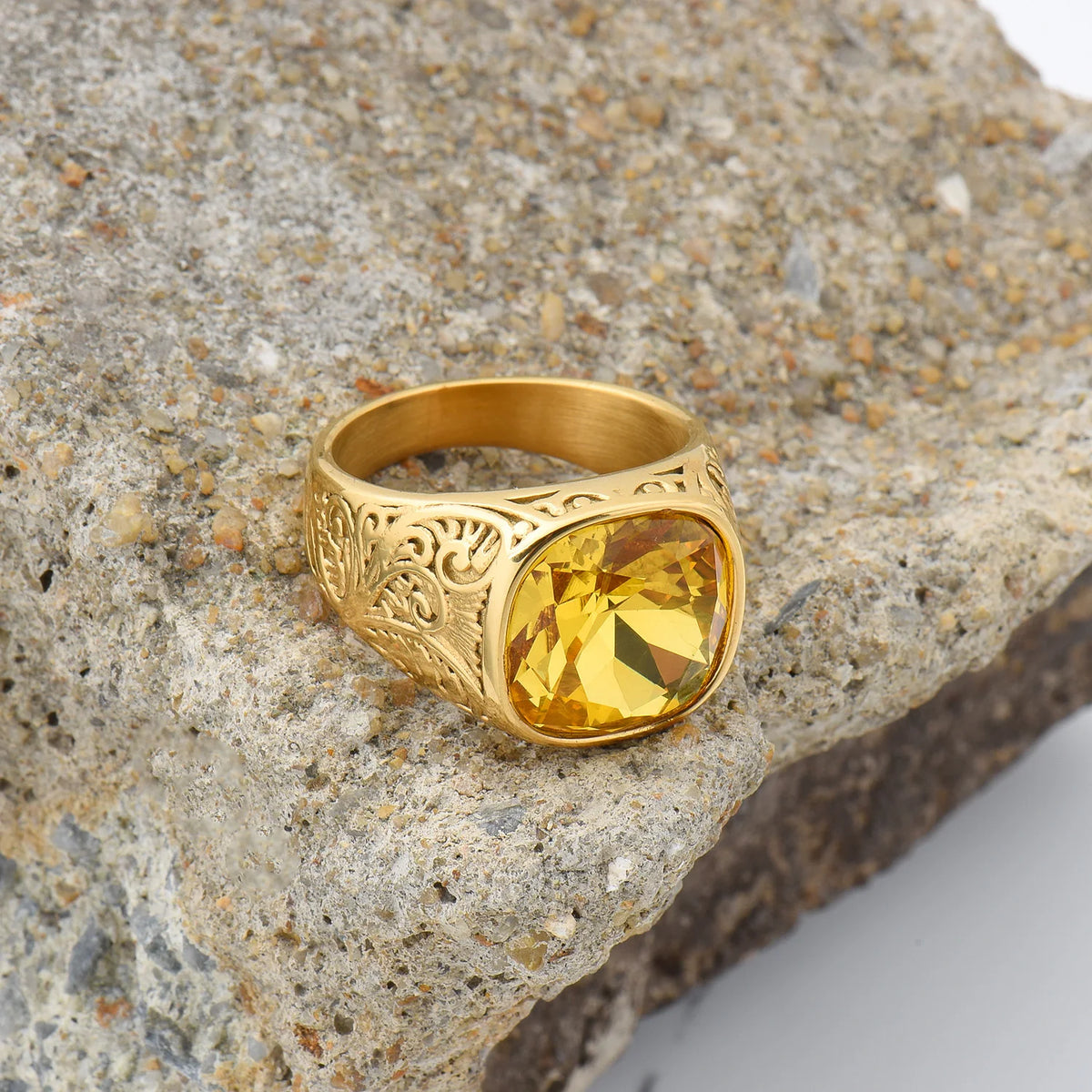 Anillo Sello Imperial Dorado · 17 Piedras