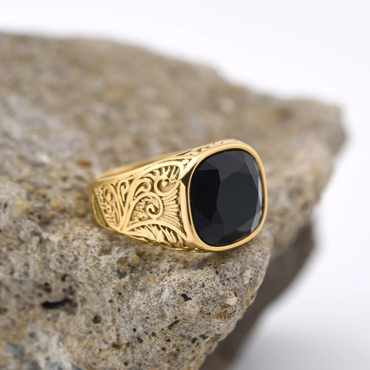 Anillo Sello Imperial Dorado · 17 Piedras