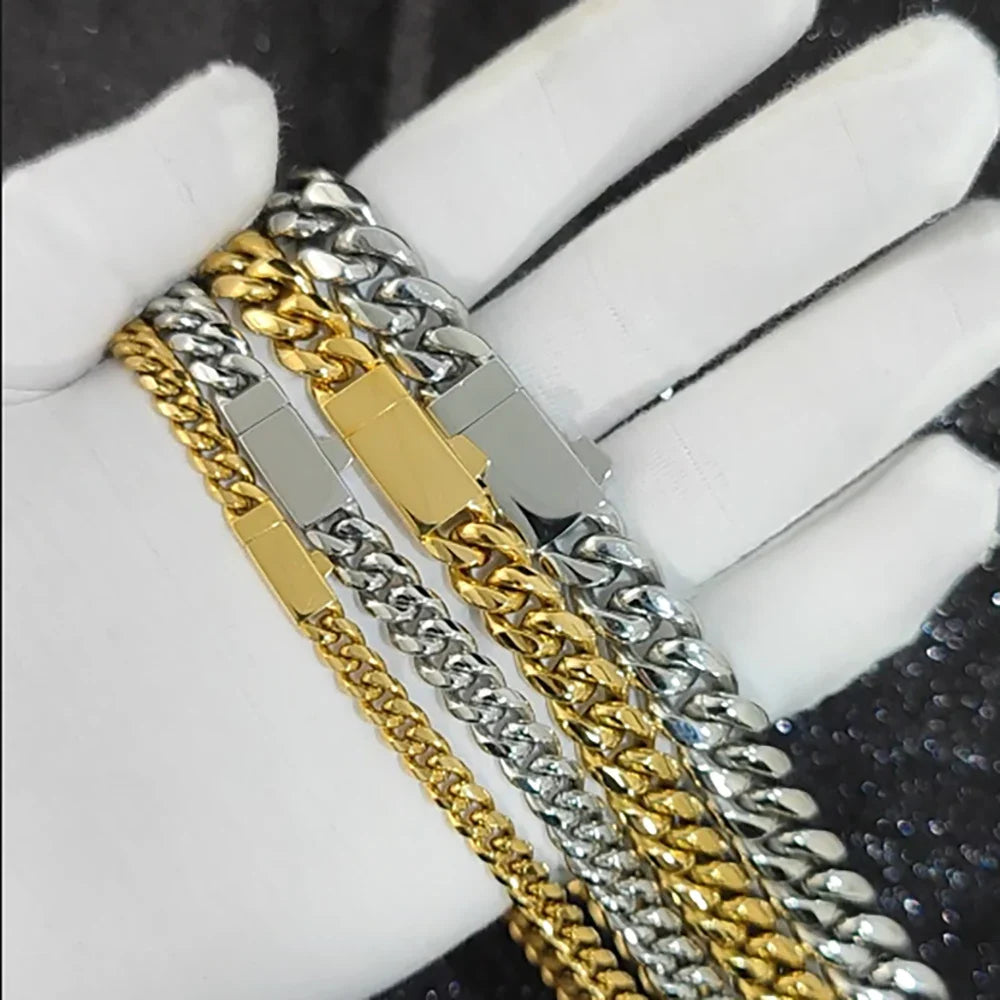 Cadena cubana dorada 8 mm en mano para mostrar el grosor