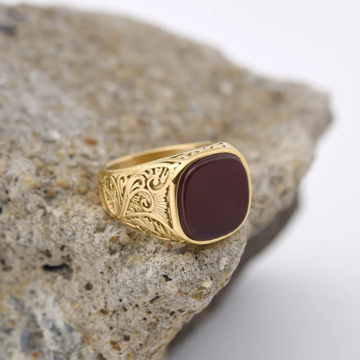 Anillo Sello Imperial Dorado · 17 Piedras