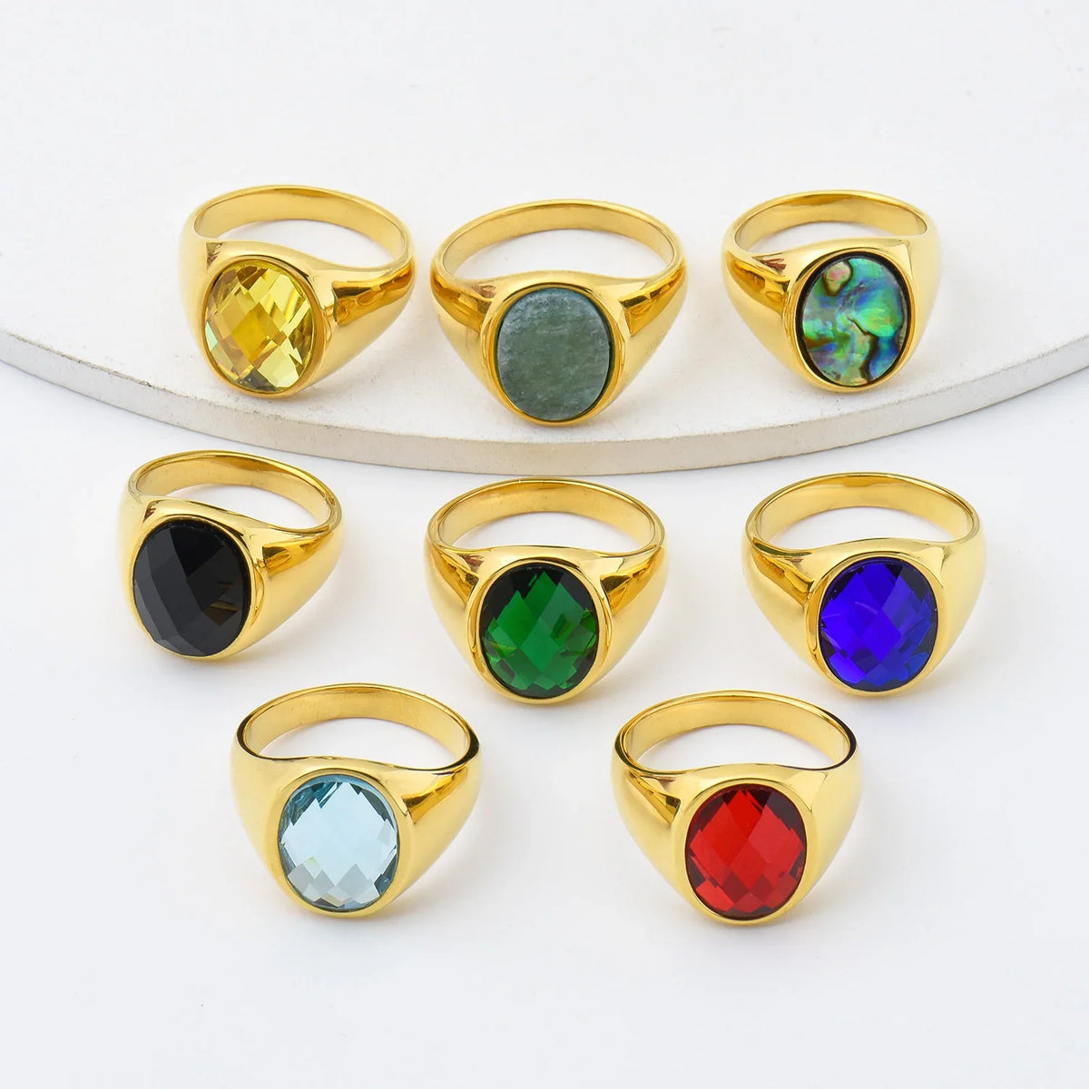 Anillo Sello Oval Dorado con Gema