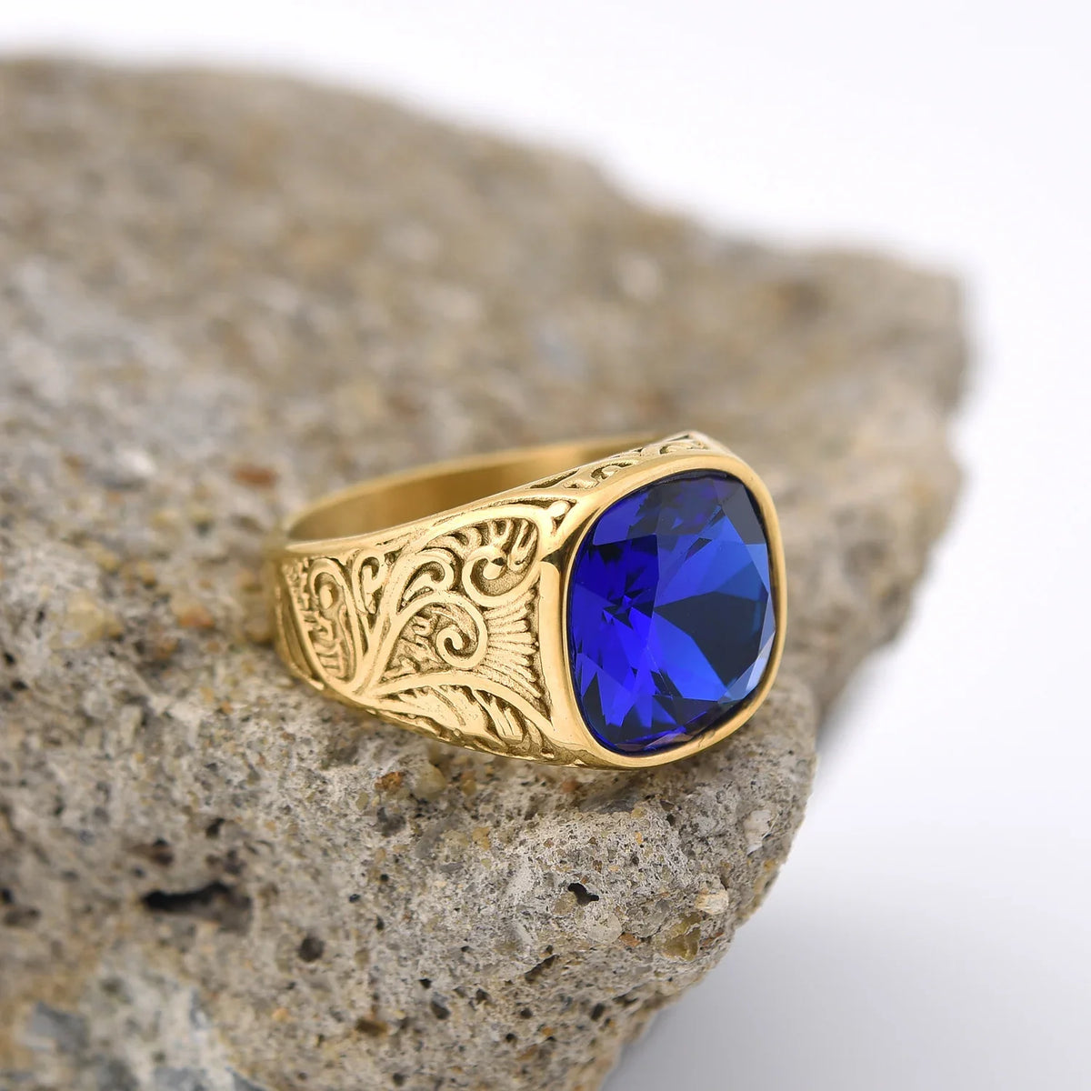 Anillo Sello Imperial Dorado · 17 Piedras